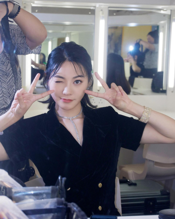 《愛回家》30歲小花遊越南富國島狂晒靚相!螢光粉色泳衣露事業線!