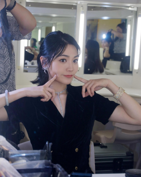 《愛回家》30歲小花遊越南富國島狂晒靚相!螢光粉色泳衣露事業線!