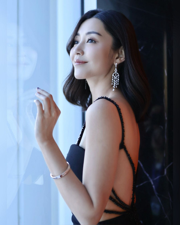 廣州捕獲衛詩雅真實狀態驚人！網民大讚同場45歲女星更出眾 