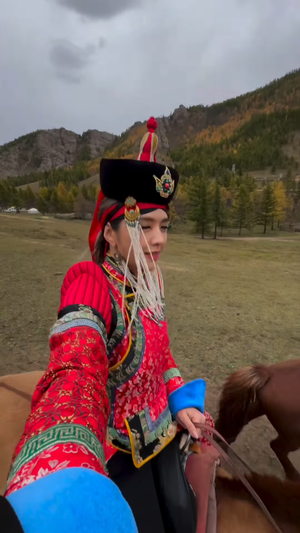 45歲官恩娜晒蒙古靚相被質疑用美顏變樣！IG同網民罵戰激動反擊200字！ 