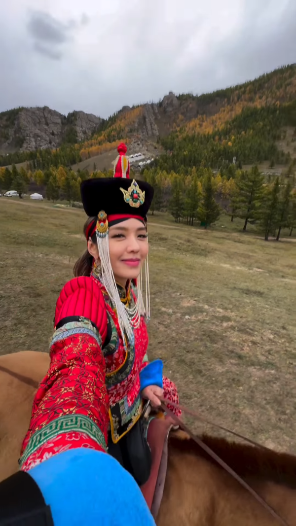 45歲官恩娜晒蒙古靚相被質疑用美顏變樣！IG同網民罵戰激動反擊200字！ 