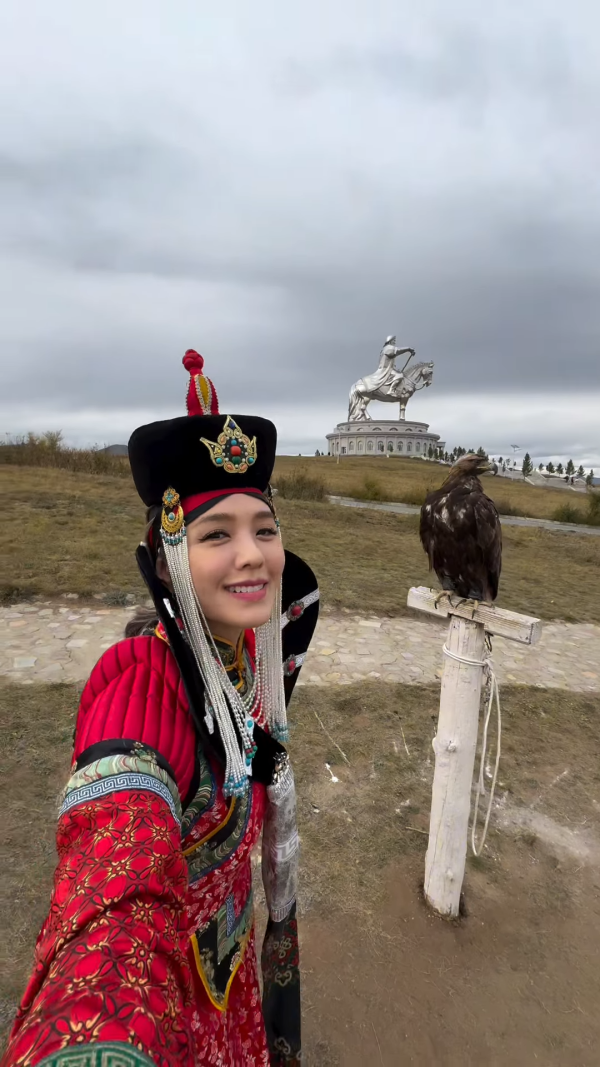 45歲官恩娜晒蒙古靚相被質疑用美顏變樣！IG同網民罵戰激動反擊200字！ 