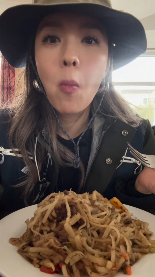 45歲官恩娜晒蒙古靚相被質疑用美顏變樣！IG同網民罵戰激動反擊200字！ 