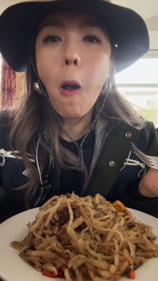 45歲官恩娜晒蒙古靚相被質疑用美顏變樣！IG同網民罵戰激動反擊200字！ 