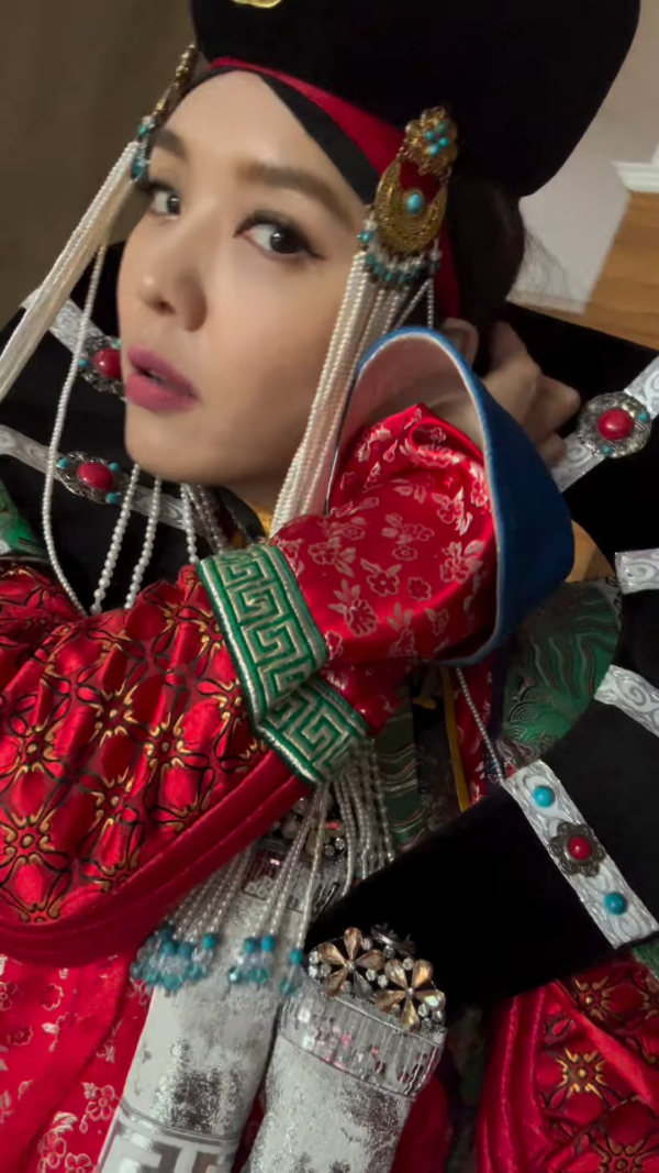 45歲官恩娜晒蒙古靚相被質疑用美顏變樣！IG同網民罵戰激動反擊200字！ 