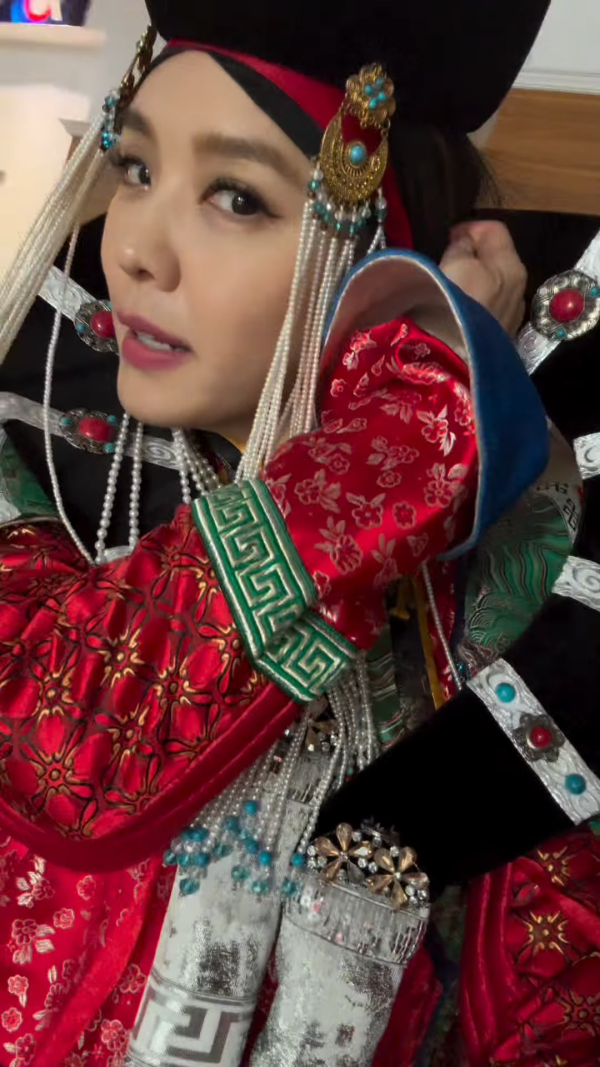 45歲官恩娜晒蒙古靚相被質疑用美顏變樣！IG同網民罵戰激動反擊200字！ 