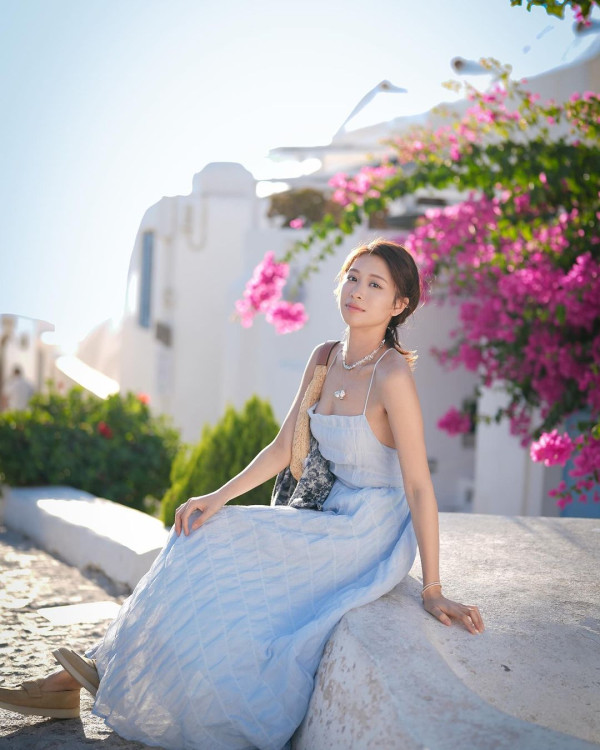 愛回家林凱恩希臘旅遊低胸大露背!疑真空上陣獲讚「小酥胸」!