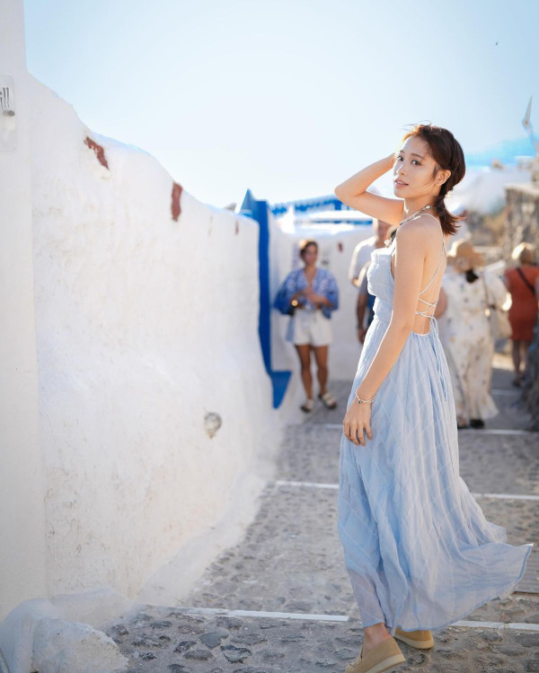 愛回家林凱恩希臘旅遊低胸大露背!疑真空上陣獲讚「小酥胸」!