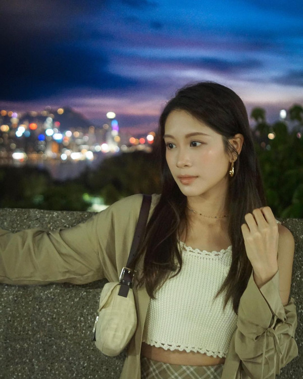 愛回家林凱恩希臘旅遊低胸大露背!疑真空上陣獲讚「小酥胸」!