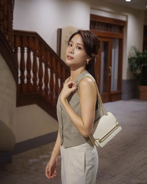 愛回家林凱恩希臘旅遊低胸大露背!疑真空上陣獲讚「小酥胸」!