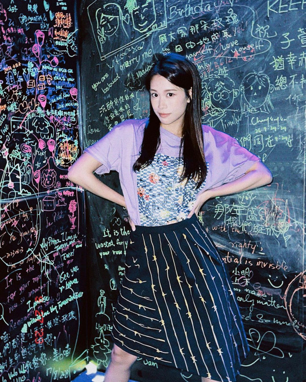 愛回家林凱恩希臘旅遊低胸大露背!疑真空上陣獲讚「小酥胸」!