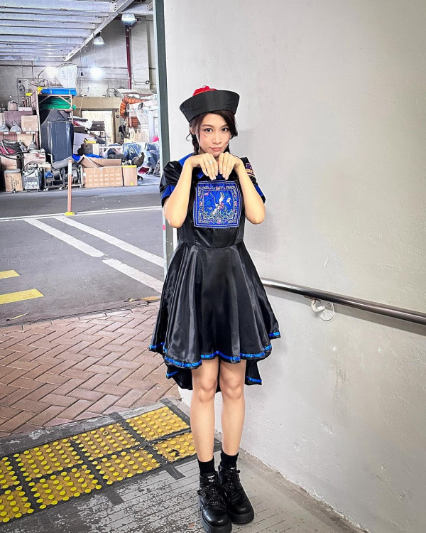 愛回家林凱恩希臘旅遊低胸大露背!疑真空上陣獲讚「小酥胸」!