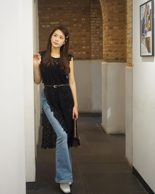 愛回家林凱恩希臘旅遊低胸大露背!疑真空上陣獲讚「小酥胸」!