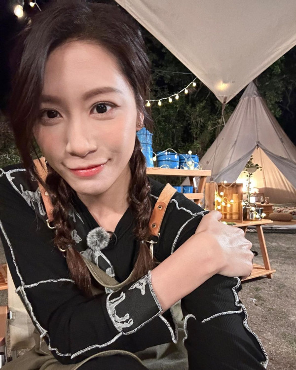 愛回家林凱恩希臘旅遊低胸大露背!疑真空上陣獲讚「小酥胸」!