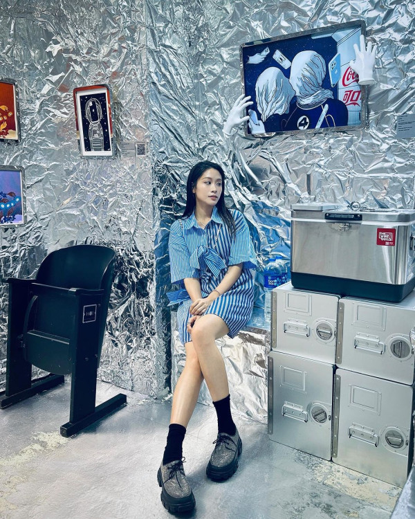 愛回家林凱恩希臘旅遊低胸大露背!疑真空上陣獲讚「小酥胸」!