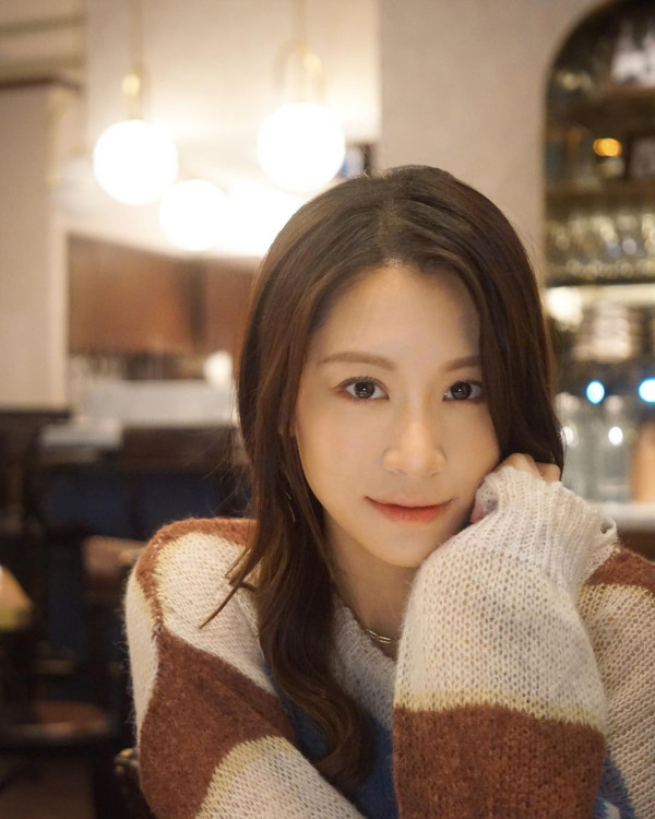 愛回家林凱恩希臘旅遊低胸大露背!疑真空上陣獲讚「小酥胸」!