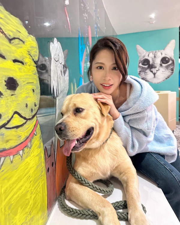 愛回家林凱恩希臘旅遊低胸大露背!疑真空上陣獲讚「小酥胸」!