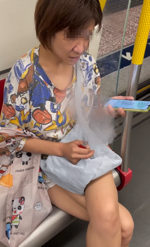 港鐵女車廂吸食電子煙！狂妄吐白煙網民怒批：明目張膽成咁