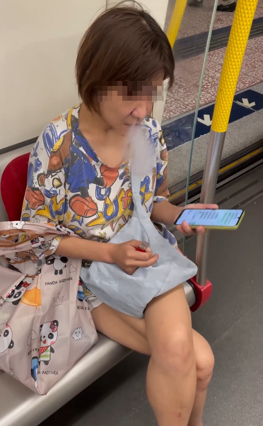 港鐵女車廂吸食電子煙！狂妄吐白煙網民怒批：明目張膽成咁