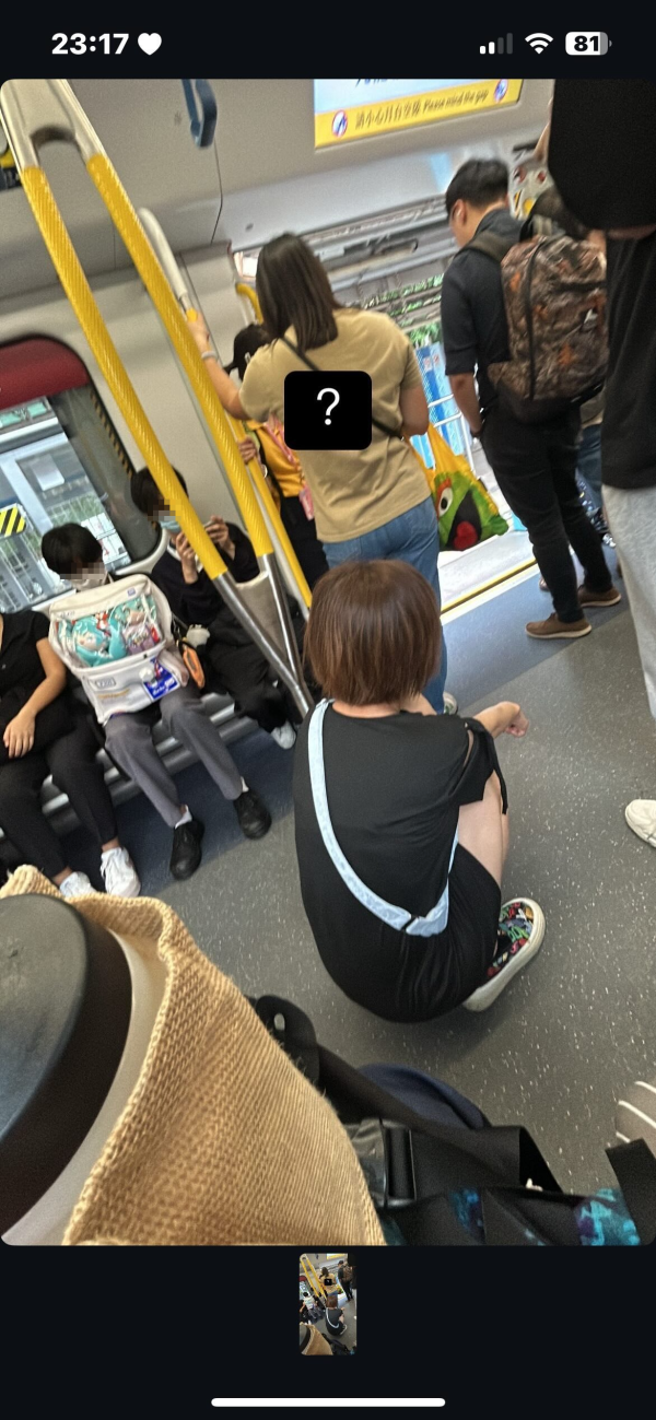 港鐵女車廂吸食電子煙！狂妄吐白煙網民怒批：明目張膽成咁