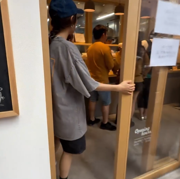 張曦雯突襲唐詩詠麵包店