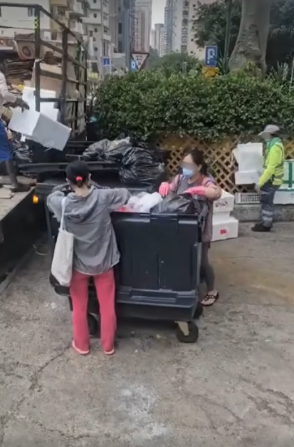 港島3外傭狂摷垃圾站袋走過期肉，片主憂現食安危機，影片來源︰Facebook@聘請工人姐姐關注組。