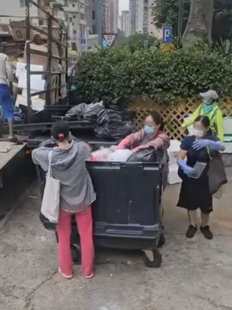 港島3外傭狂摷垃圾站袋走過期肉，片主憂現食安危機，影片來源︰Facebook@聘請工人姐姐關注組。