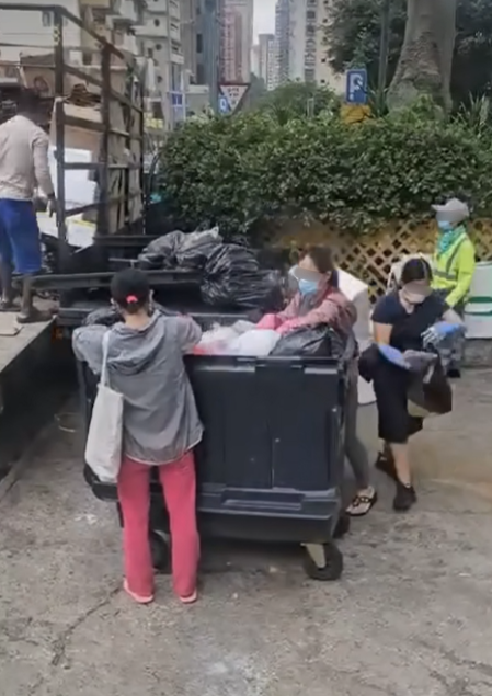 港島3外傭狂摷垃圾站袋走過期肉，片主憂現食安危機，影片來源︰Facebook@聘請工人姐姐關注組。