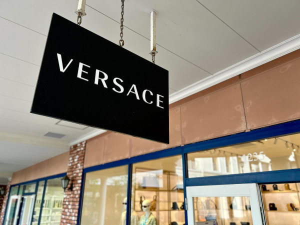Versace（圖片來源：Facebook@りんくうプレミアム・アウトレット）