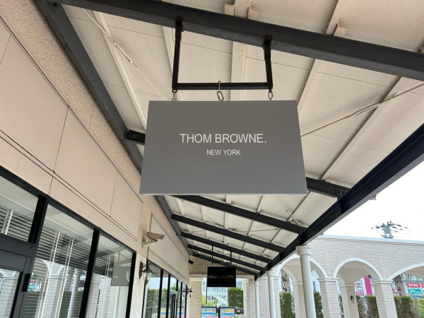 Thom Browne（圖片來源：Facebook@神戸三田プレミアム・アウトレット）