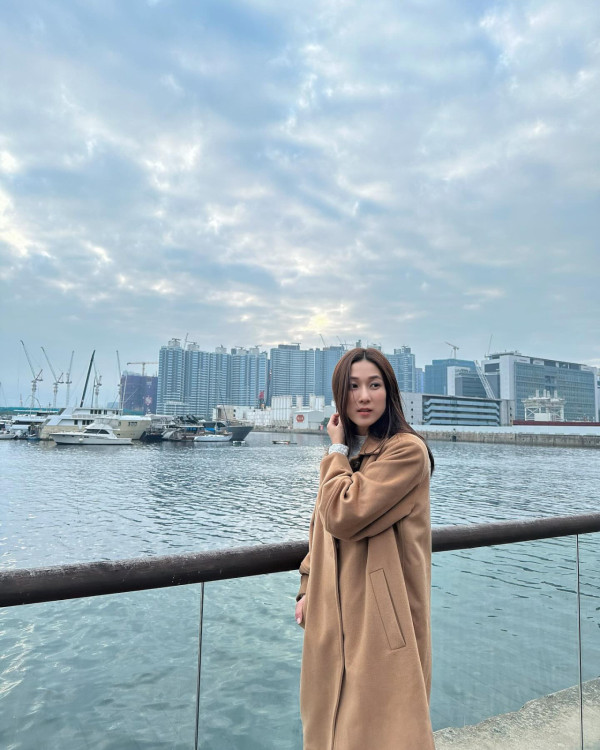 鍾嘉欣帶仔囡坐郵輪旅行！7歲大囡女大十八變！眼大臉尖極靚女！ 