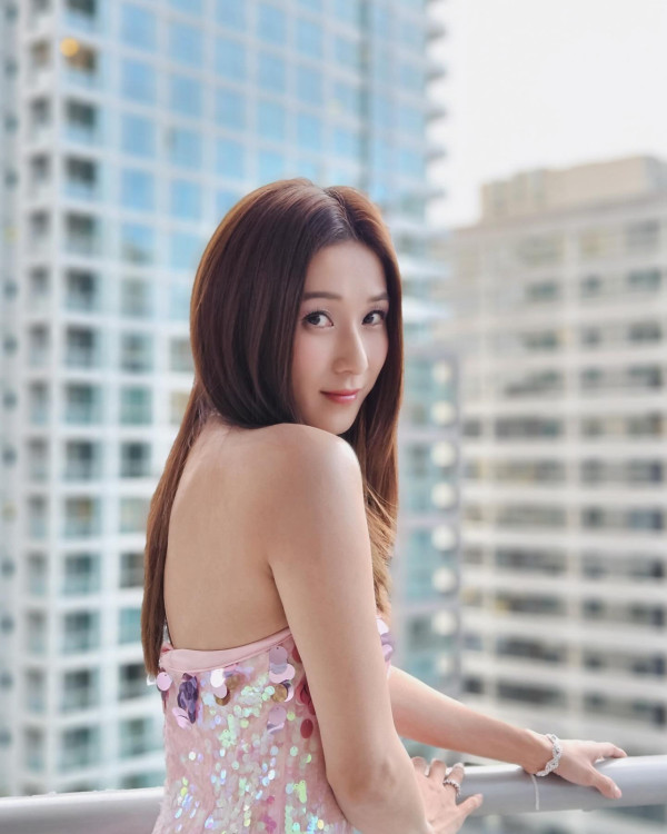 鍾嘉欣帶仔囡坐郵輪旅行！7歲大囡女大十八變！眼大臉尖極靚女！ 