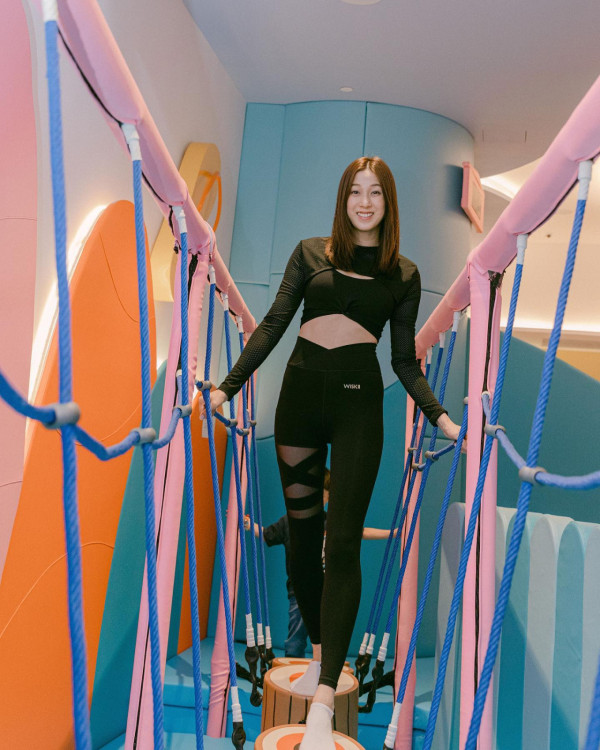 鍾嘉欣帶仔囡坐郵輪旅行！7歲大囡女大十八變！眼大臉尖極靚女！ 