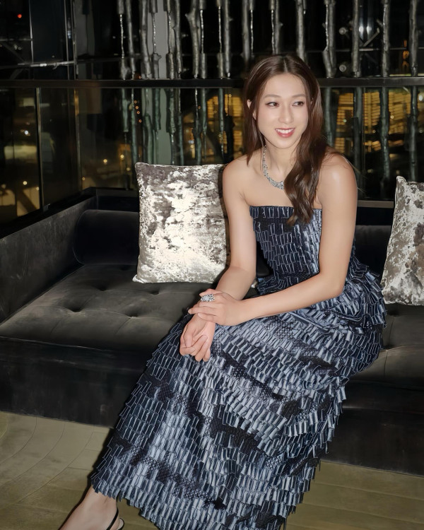 鍾嘉欣帶仔囡坐郵輪旅行！7歲大囡女大十八變！眼大臉尖極靚女！ 