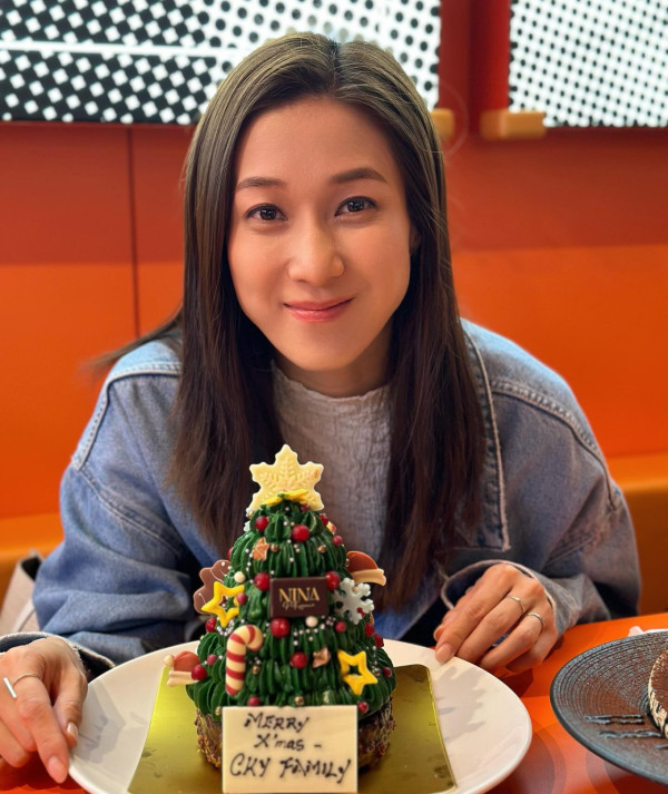 鍾嘉欣帶仔囡坐郵輪旅行！7歲大囡女大十八變！眼大臉尖極靚女！ 