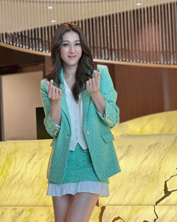 鍾嘉欣帶仔囡坐郵輪旅行！7歲大囡女大十八變！眼大臉尖極靚女！ 