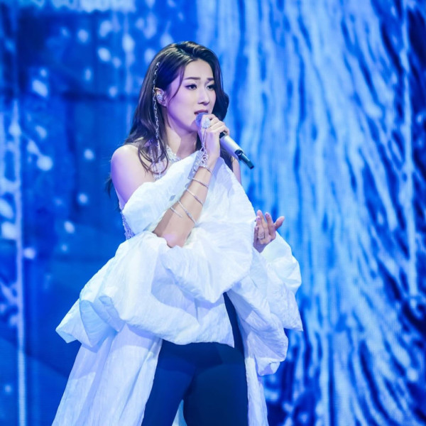 鍾嘉欣帶仔囡坐郵輪旅行！7歲大囡女大十八變！眼大臉尖極靚女！ 