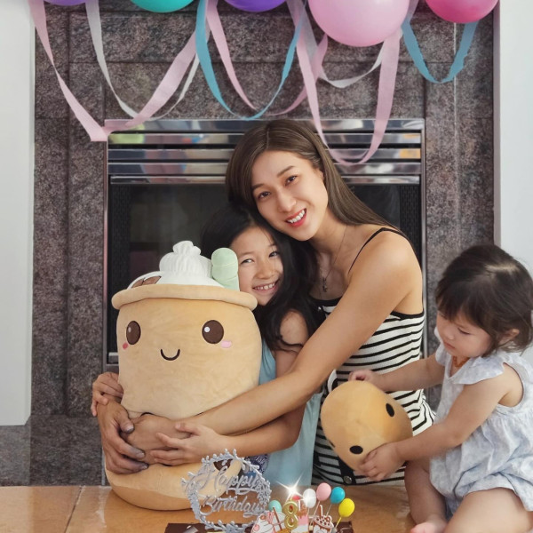 鍾嘉欣帶仔囡坐郵輪旅行！7歲大囡女大十八變！眼大臉尖極靚女！ 