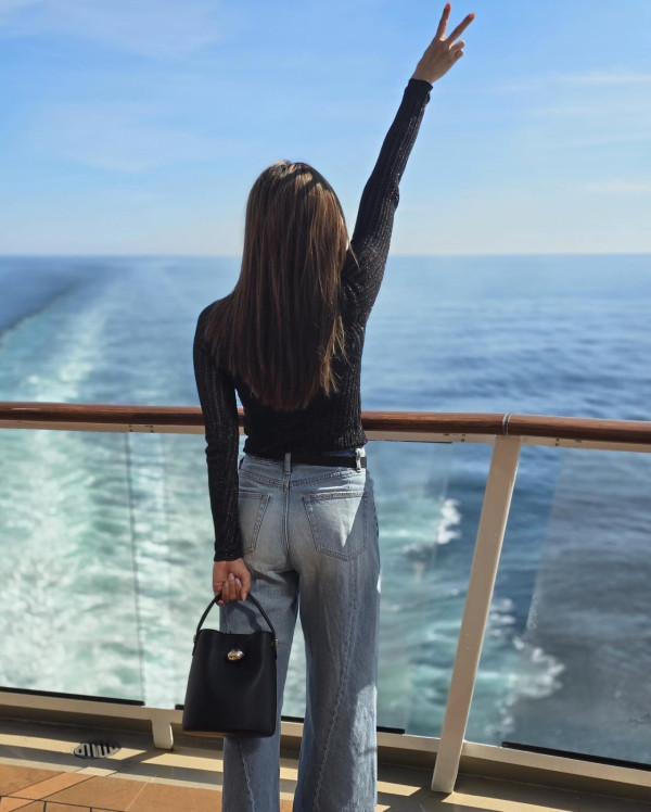 鍾嘉欣帶仔囡坐郵輪旅行！7歲大囡女大十八變！眼大臉尖極靚女！ 