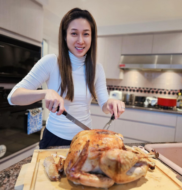 鍾嘉欣帶仔囡坐郵輪旅行！7歲大囡女大十八變！眼大臉尖極靚女！ 