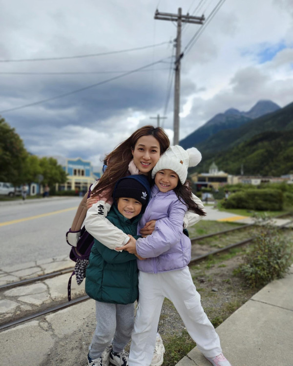 鍾嘉欣帶仔囡坐郵輪旅行！7歲大囡女大十八變！眼大臉尖極靚女！ 