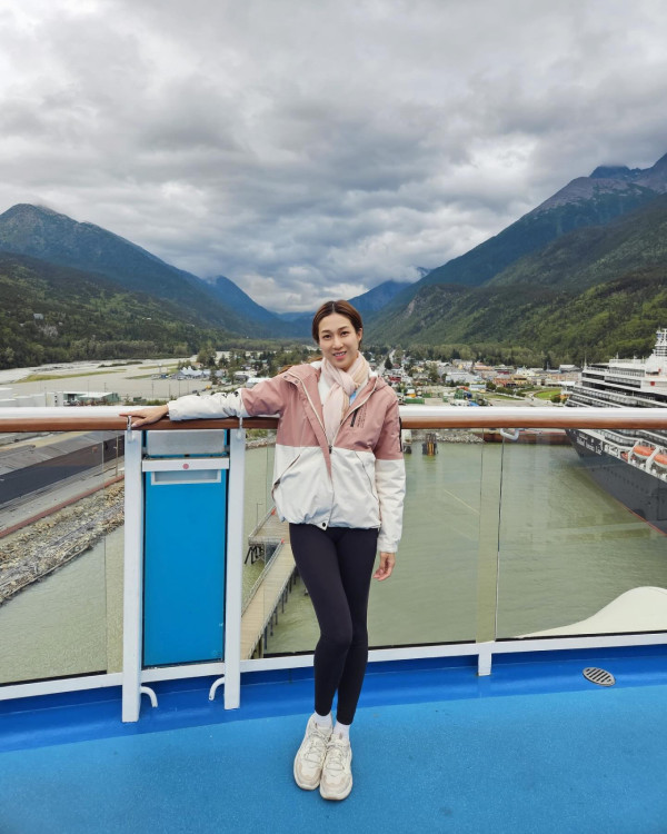 鍾嘉欣帶仔囡坐郵輪旅行！7歲大囡女大十八變！眼大臉尖極靚女！ 