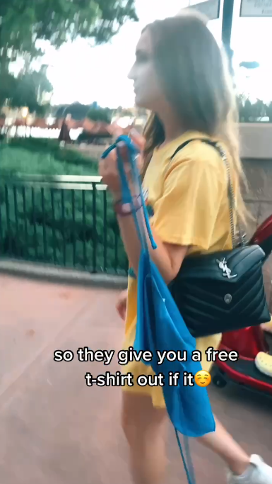 台灣32E女神突襲香港性感打卡!貼身小背心好身材一覽無遺!