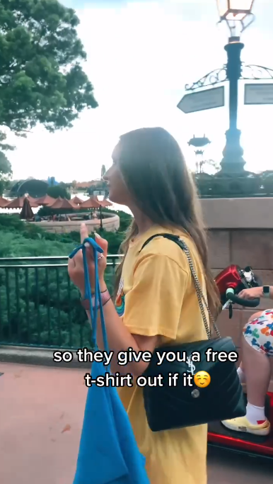 台灣32E女神突襲香港性感打卡!貼身小背心好身材一覽無遺!