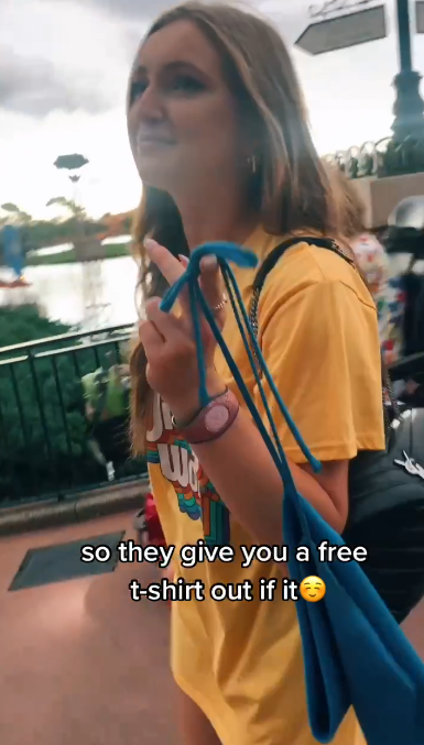 台灣32E女神突襲香港性感打卡!貼身小背心好身材一覽無遺!