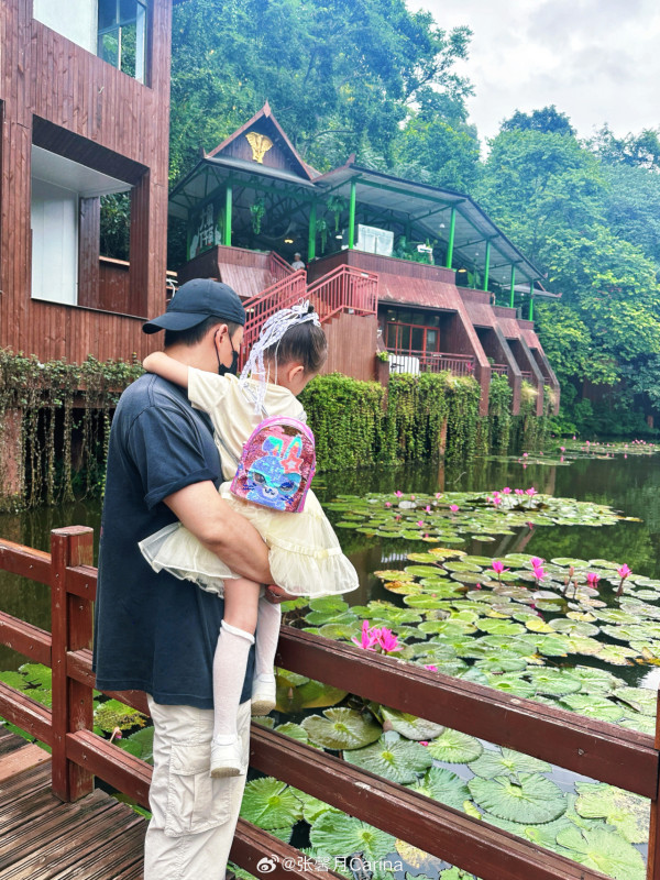 林峯一家三口遊日溫馨放閃意外曝光4歲女兒正面容貌　獲讚與爸爸餅印一樣！