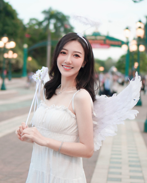 何依婷萬聖節扮修女、天使零孕婦感