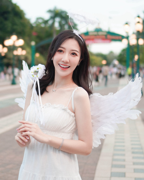 何依婷挺5個月肚佈置聖誕樹