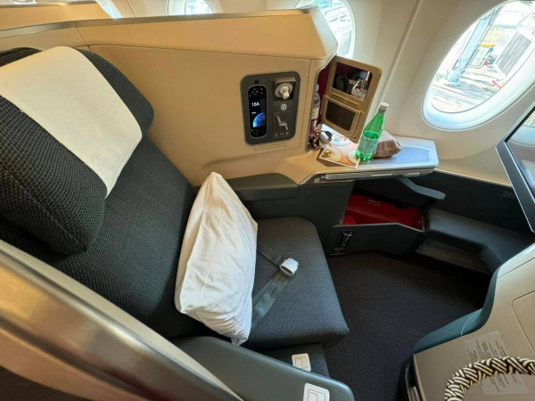 港男2原因狠批飛大阪商務艙服務差 被派多份飛機餐仍無法安撫 網民批：貪得無厭 