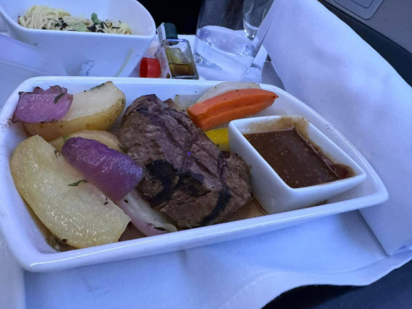 港男2原因狠批飛大阪商務艙服務差 被派多份飛機餐仍無法安撫 網民批：貪得無厭 